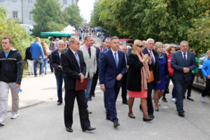 13.9.2015 Św. Krzyż. W niedzielę rozpoczynają się tygodniowe uroczystości odpustowe na Świętym Krzyżu. W południe na błoniach przed bazyliką została odprawiona suma odpustowa. / Kamil Król / Radio Kielce