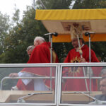 13.9.2015 Św. Krzyż. W niedzielę rozpoczynają się tygodniowe uroczystości odpustowe na Świętym Krzyżu. W południe na błoniach przed bazyliką została odprawiona suma odpustowa. / Kamil Król / Radio Kielce