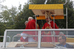 13.9.2015 Św. Krzyż. W niedzielę rozpoczynają się tygodniowe uroczystości odpustowe na Świętym Krzyżu. W południe na błoniach przed bazyliką została odprawiona suma odpustowa. / Kamil Król / Radio Kielce