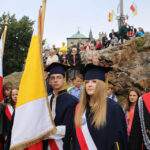 13.9.2015 Św. Krzyż. W niedzielę rozpoczynają się tygodniowe uroczystości odpustowe na Świętym Krzyżu. W południe na błoniach przed bazyliką została odprawiona suma odpustowa. / Kamil Król / Radio Kielce