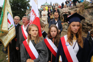 13.9.2015 Św. Krzyż. W niedzielę rozpoczynają się tygodniowe uroczystości odpustowe na Świętym Krzyżu. W południe na błoniach przed bazyliką została odprawiona suma odpustowa. / Kamil Król / Radio Kielce