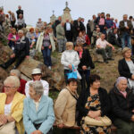 13.9.2015 Św. Krzyż. W niedzielę rozpoczynają się tygodniowe uroczystości odpustowe na Świętym Krzyżu. W południe na błoniach przed bazyliką została odprawiona suma odpustowa. / Kamil Król / Radio Kielce