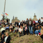 13.9.2015 Św. Krzyż. W niedzielę rozpoczynają się tygodniowe uroczystości odpustowe na Świętym Krzyżu. W południe na błoniach przed bazyliką została odprawiona suma odpustowa. / Kamil Król / Radio Kielce