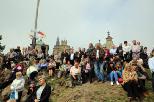 13.9.2015 Św. Krzyż. W niedzielę rozpoczynają się tygodniowe uroczystości odpustowe na Świętym Krzyżu. W południe na błoniach przed bazyliką została odprawiona suma odpustowa. / Kamil Król / Radio Kielce