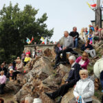 13.9.2015 Św. Krzyż. W niedzielę rozpoczynają się tygodniowe uroczystości odpustowe na Świętym Krzyżu. W południe na błoniach przed bazyliką została odprawiona suma odpustowa. / Kamil Król / Radio Kielce