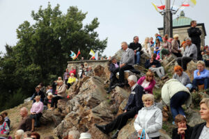 13.9.2015 Św. Krzyż. W niedzielę rozpoczynają się tygodniowe uroczystości odpustowe na Świętym Krzyżu. W południe na błoniach przed bazyliką została odprawiona suma odpustowa. / Kamil Król / Radio Kielce