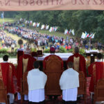 13.9.2015 Św. Krzyż. W niedzielę rozpoczynają się tygodniowe uroczystości odpustowe na Świętym Krzyżu. W południe na błoniach przed bazyliką została odprawiona suma odpustowa. / Kamil Król / Radio Kielce