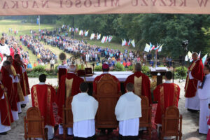 13.9.2015 Św. Krzyż. W niedzielę rozpoczynają się tygodniowe uroczystości odpustowe na Świętym Krzyżu. W południe na błoniach przed bazyliką została odprawiona suma odpustowa. / Kamil Król / Radio Kielce