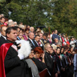 13.9.2015 Św. Krzyż. W niedzielę rozpoczynają się tygodniowe uroczystości odpustowe na Świętym Krzyżu. W południe na błoniach przed bazyliką została odprawiona suma odpustowa. / Kamil Król / Radio Kielce
