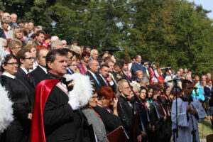 13.9.2015 Św. Krzyż. W niedzielę rozpoczynają się tygodniowe uroczystości odpustowe na Świętym Krzyżu. W południe na błoniach przed bazyliką została odprawiona suma odpustowa. / Kamil Król / Radio Kielce