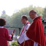 13.9.2015 Św. Krzyż. W niedzielę rozpoczynają się tygodniowe uroczystości odpustowe na Świętym Krzyżu. W południe na błoniach przed bazyliką została odprawiona suma odpustowa. / Kamil Król / Radio Kielce