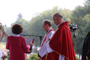 13.9.2015 Św. Krzyż. W niedzielę rozpoczynają się tygodniowe uroczystości odpustowe na Świętym Krzyżu. W południe na błoniach przed bazyliką została odprawiona suma odpustowa. / Kamil Król / Radio Kielce