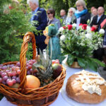 13.9.2015 Św. Krzyż. W niedzielę rozpoczynają się tygodniowe uroczystości odpustowe na Świętym Krzyżu. W południe na błoniach przed bazyliką została odprawiona suma odpustowa. / Kamil Król / Radio Kielce
