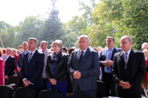 13.9.2015 Św. Krzyż. W niedzielę rozpoczynają się tygodniowe uroczystości odpustowe na Świętym Krzyżu. W południe na błoniach przed bazyliką została odprawiona suma odpustowa. / Kamil Król / Radio Kielce