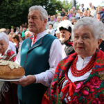 13.9.2015 Św. Krzyż. W niedzielę rozpoczynają się tygodniowe uroczystości odpustowe na Świętym Krzyżu. W południe na błoniach przed bazyliką została odprawiona suma odpustowa. / Kamil Król / Radio Kielce