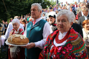 13.9.2015 Św. Krzyż. W niedzielę rozpoczynają się tygodniowe uroczystości odpustowe na Świętym Krzyżu. W południe na błoniach przed bazyliką została odprawiona suma odpustowa. / Kamil Król / Radio Kielce