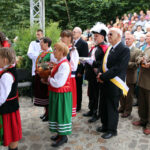 13.9.2015 Św. Krzyż. W niedzielę rozpoczynają się tygodniowe uroczystości odpustowe na Świętym Krzyżu. W południe na błoniach przed bazyliką została odprawiona suma odpustowa. / Kamil Król / Radio Kielce