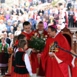 13.9.2015 Św. Krzyż. W niedzielę rozpoczynają się tygodniowe uroczystości odpustowe na Świętym Krzyżu. W południe na błoniach przed bazyliką została odprawiona suma odpustowa. / Kamil Król / Radio Kielce
