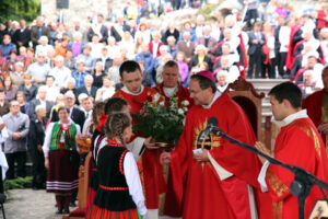 13.9.2015 Św. Krzyż. W niedzielę rozpoczynają się tygodniowe uroczystości odpustowe na Świętym Krzyżu. W południe na błoniach przed bazyliką została odprawiona suma odpustowa. / Kamil Król / Radio Kielce