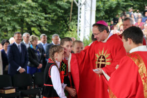 13.9.2015 Św. Krzyż. W niedzielę rozpoczynają się tygodniowe uroczystości odpustowe na Świętym Krzyżu. W południe na błoniach przed bazyliką została odprawiona suma odpustowa. / Kamil Król / Radio Kielce