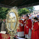 13.9.2015 Św. Krzyż. W niedzielę rozpoczynają się tygodniowe uroczystości odpustowe na Świętym Krzyżu. W południe na błoniach przed bazyliką została odprawiona suma odpustowa. / Kamil Król / Radio Kielce