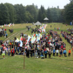 13.9.2015 Św. Krzyż. W niedzielę rozpoczynają się tygodniowe uroczystości odpustowe na Świętym Krzyżu. W południe na błoniach przed bazyliką została odprawiona suma odpustowa. / Kamil Król / Radio Kielce