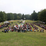 13.9.2015 Św. Krzyż. W niedzielę rozpoczynają się tygodniowe uroczystości odpustowe na Świętym Krzyżu. W południe na błoniach przed bazyliką została odprawiona suma odpustowa. / Kamil Król / Radio Kielce