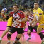 15.09.2015. 5. kolejka PGNiG Superligi piłkarzy ręcznych Vive Tauron Kielce - Chrobry Głogów. Przy piłce Bartosz Jurecki / Kamil Król / Radio Kielce