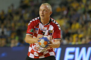 15.09.2015. 5. kolejka PGNiG Superligi piłkarzy ręcznych Vive Tauron Kielce - Chrobry Głogów. Rzut karny wykonuje Marek Świtała / Kamil Król / Radio Kielce