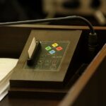 10.09.2015. Radni głosują w sprawie sprzedaży Korony / Stanisław Blinstrub / Radio Kielce