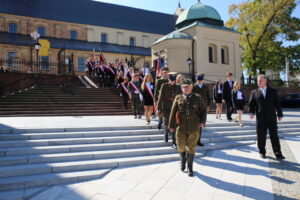 22.09.2015. Uroczystości nadania imienia Danuty Siedzikówny "Inki" Technikum nr 3 i Zasadniczej Szkole Zawodowej nr 3. Przemarsz uczestników z katedry do KCK / Kamil Król / Radio Kielce