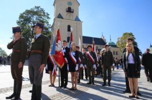 22.09.2015. Uroczystości nadania imienia Danuty Siedzikówny "Inki" Technikum nr 3 i Zasadniczej Szkole Zawodowej nr 3. Przemarsz uczestników z katedry do KCK / Kamil Król / Radio Kielce