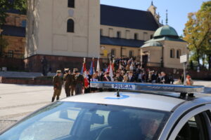 22.09.2015. Uroczystości nadania imienia Danuty Siedzikówny "Inki" Technikum nr 3 i Zasadniczej Szkole Zawodowej nr 3. Przemarsz uczestników z katedry do KCK / Kamil Król / Radio Kielce