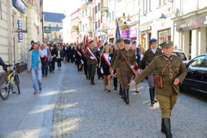 22.09.2015. Uroczystości nadania imienia Danuty Siedzikówny "Inki" Technikum nr 3 i Zasadniczej Szkole Zawodowej nr 3. Przemarsz uczestników z katedry do KCK / Kamil Król / Radio Kielce