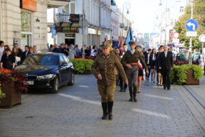 22.09.2015. Uroczystości nadania imienia Danuty Siedzikówny "Inki" Technikum nr 3 i Zasadniczej Szkole Zawodowej nr 3. Przemarsz uczestników z katedry do KCK / Kamil Król / Radio Kielce