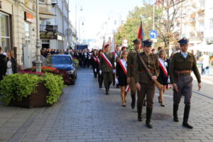 22.09.2015. Uroczystości nadania imienia Danuty Siedzikówny "Inki" Technikum nr 3 i Zasadniczej Szkole Zawodowej nr 3. Przemarsz uczestników z katedry do KCK / Kamil Król / Radio Kielce