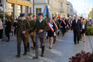 22.09.2015. Uroczystości nadania imienia Danuty Siedzikówny "Inki" Technikum nr 3 i Zasadniczej Szkole Zawodowej nr 3. Przemarsz uczestników z katedry do KCK / Kamil Król / Radio Kielce