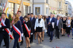 22.09.2015. Uroczystości nadania imienia Danuty Siedzikówny "Inki" Technikum nr 3 i Zasadniczej Szkole Zawodowej nr 3. Przemarsz uczestników z katedry do KCK / Kamil Król / Radio Kielce