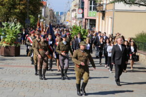 22.09.2015. Uroczystości nadania imienia Danuty Siedzikówny "Inki" Technikum nr 3 i Zasadniczej Szkole Zawodowej nr 3. Przemarsz uczestników z katedry do KCK / Kamil Król / Radio Kielce