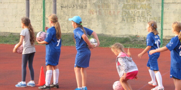 04.09.2015. Trening piłkarek nożnych stowarzyszenia Funny Football / Kamil Król / Radio Kielce