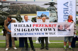 02.09.2015. Pikieta związkowców z PZL "Świdnik" przeciwko nieprawidłowościom przy przetargu na śmigłowce Caracal / Kamil Król / Radio Kielce