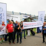 02.09.2015. Pikieta związkowców z PZL "Świdnik" przeciwko nieprawidłowościom przy przetargu na śmigłowce Caracal / Kamil Król / Radio Kielce