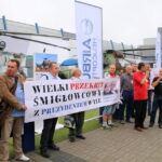 02.09.2015. Pikieta związkowców z PZL "Świdnik" przeciwko nieprawidłowościom przy przetargu na śmigłowce Caracal / Kamil Król / Radio Kielce