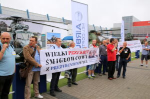 02.09.2015. Pikieta związkowców z PZL "Świdnik" przeciwko nieprawidłowościom przy przetargu na śmigłowce Caracal / Kamil Król / Radio Kielce