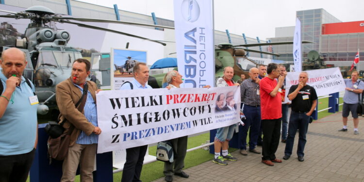 02.09.2015. Pikieta związkowców z PZL "Świdnik" przeciwko nieprawidłowościom przy przetargu na śmigłowce Caracal / Kamil Król / Radio Kielce