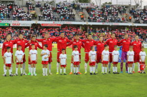 08.09.2015. Towarzyski mecz reprezentacji U-21 Polska-Szwecja. "Biało-czerwoni" podczas hymnu / Kamil Król / Radio Kielce