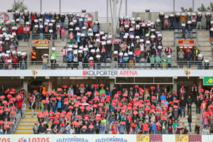 08.09.2015. Towarzyski mecz reprezentacji U-21 Polska-Szwecja. Kibice "biało-czerwonych" podczas hymnu / Kamil Król / Radio Kielce