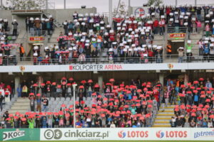 08.09.2015. Towarzyski mecz reprezentacji U-21 Polska-Szwecja. Kibice "biało-czerwonych" podczas hymnu / Kamil Król / Radio Kielce