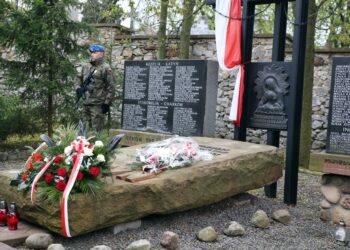 Pomnik katyński na kieleckim cmentarzu / Stanisław Blinstrub / Radio Kielce