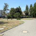 6.8.2015 Kielce. Miejsce do wypoczynku i spotkań, z zielenią, małą architekturą oraz placem zabaw, albo teren przeznaczony do różnego rodzaju aktywności, to najczęstsze propozycje kielczan na zagospodarowanie skweru im. Ireny Sendlerowej. / Wojciech Habdas / Radio Kielce